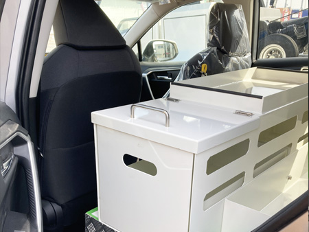 工具箱を積んだ後方座席