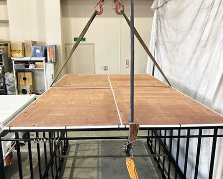 トラックの幌鉄骨へ天板を載せる