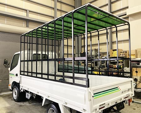 幌鉄骨を載せたトラック