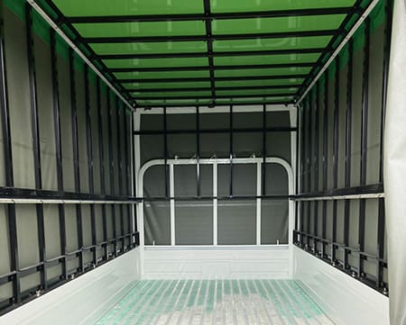 荷台シートで覆われた幌