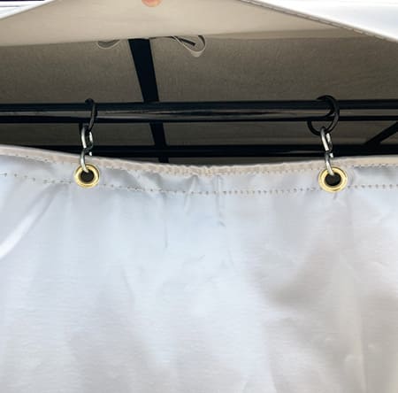 鉄骨からシートを吊り下げる