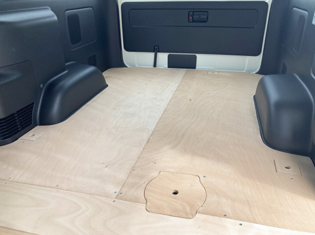 車内の床板