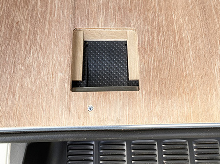 車内の床板に空いたコンセント用穴