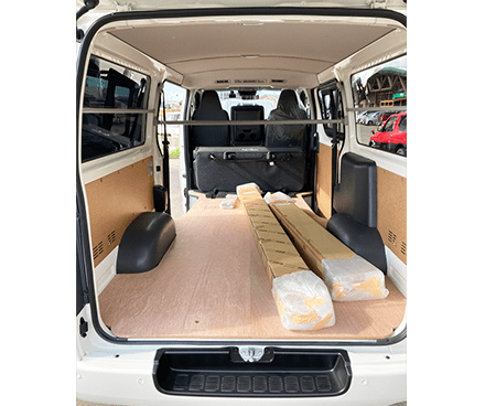 床板を張ったワゴン車