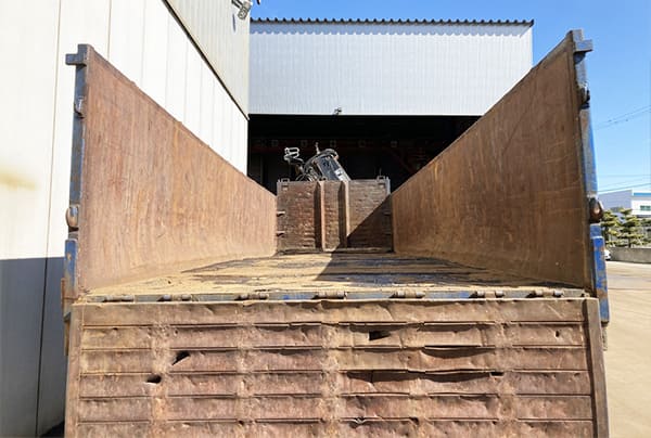 錆びたトラックの荷台