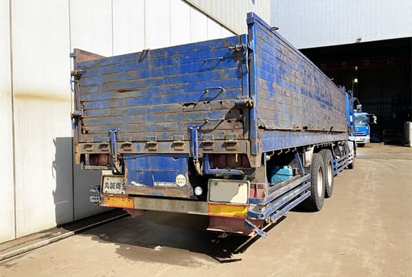 後方斜めから見たトラック