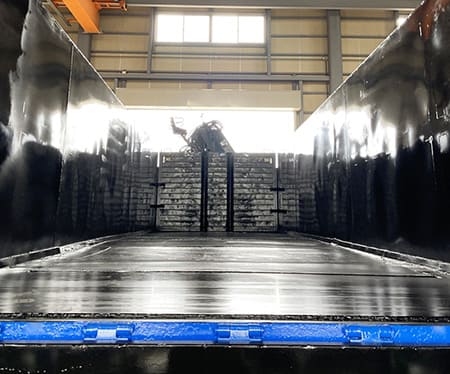 トラック荷台の床下部分へシートを貼る