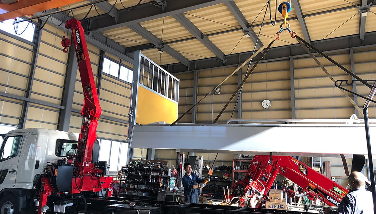 トラックへ荷台の取り付け